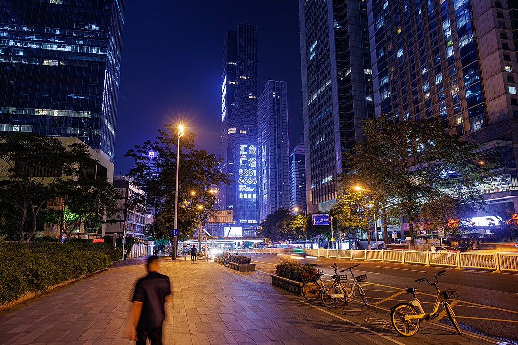 Со внимателна државна интервенција, Шенжен привлече огромни инвестиции и квалификувана работна сила, што му овозможи да премине во индустрии со висока технологија. / Слика: Динкун Чен, Викимедија Комонс